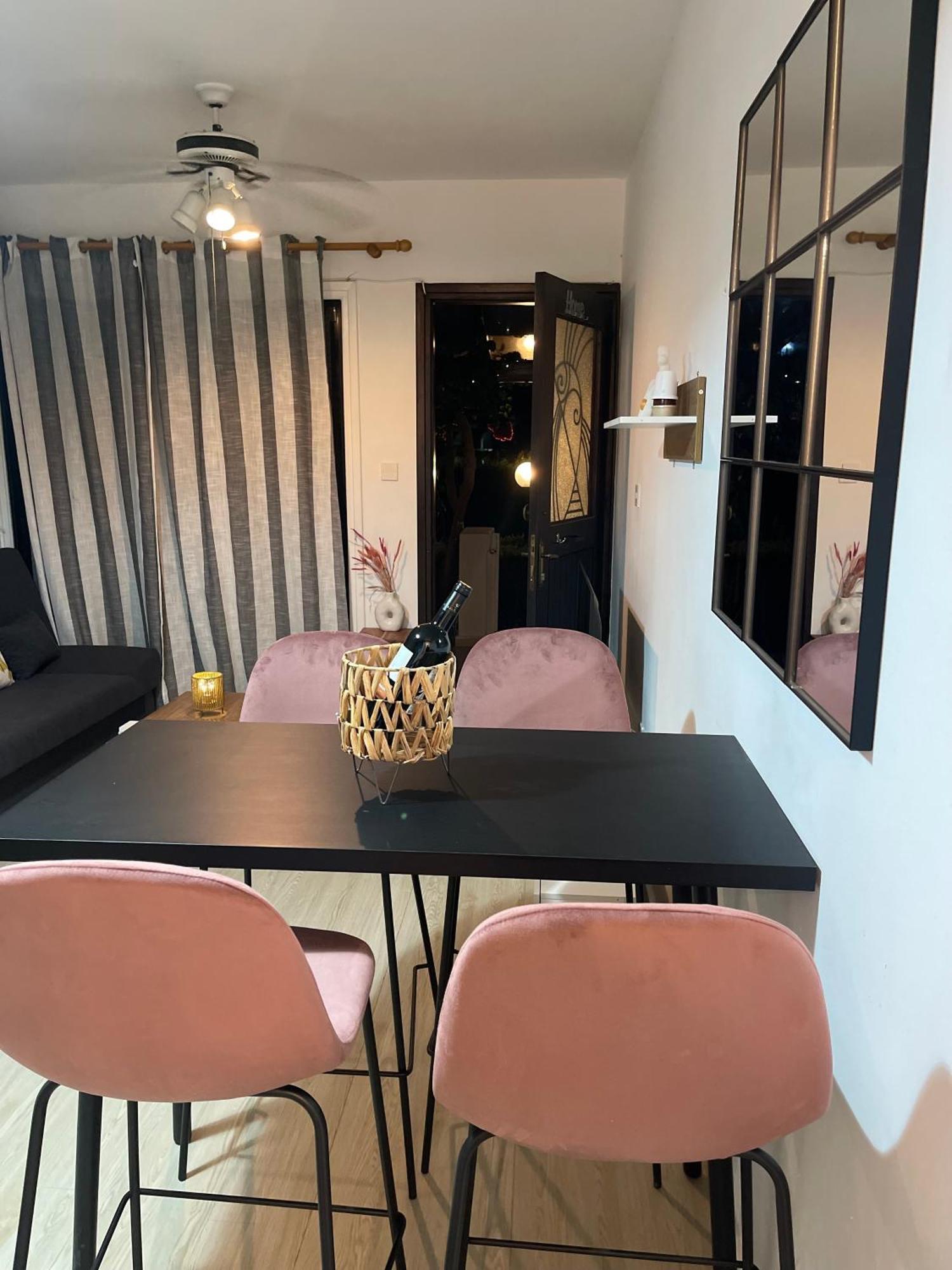 Ibiscus Garden With Pool, Kato Apartament *